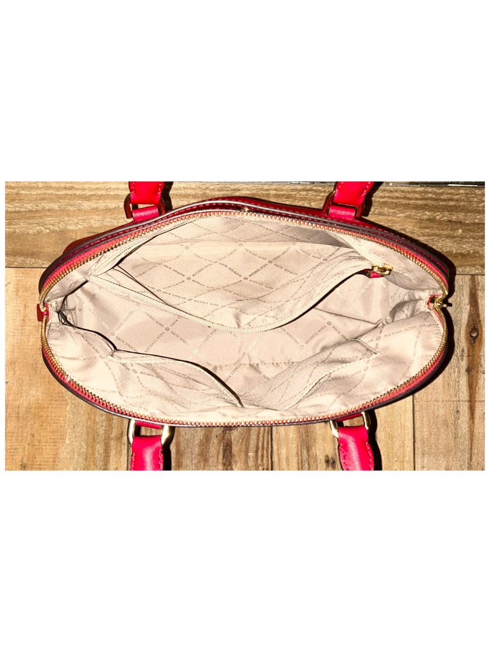 Michael Kors. 5 Piece: Cindy Bag & Free Crossbody, Gift Box, Scarf & Dust Bag. - Picture 10 of 16